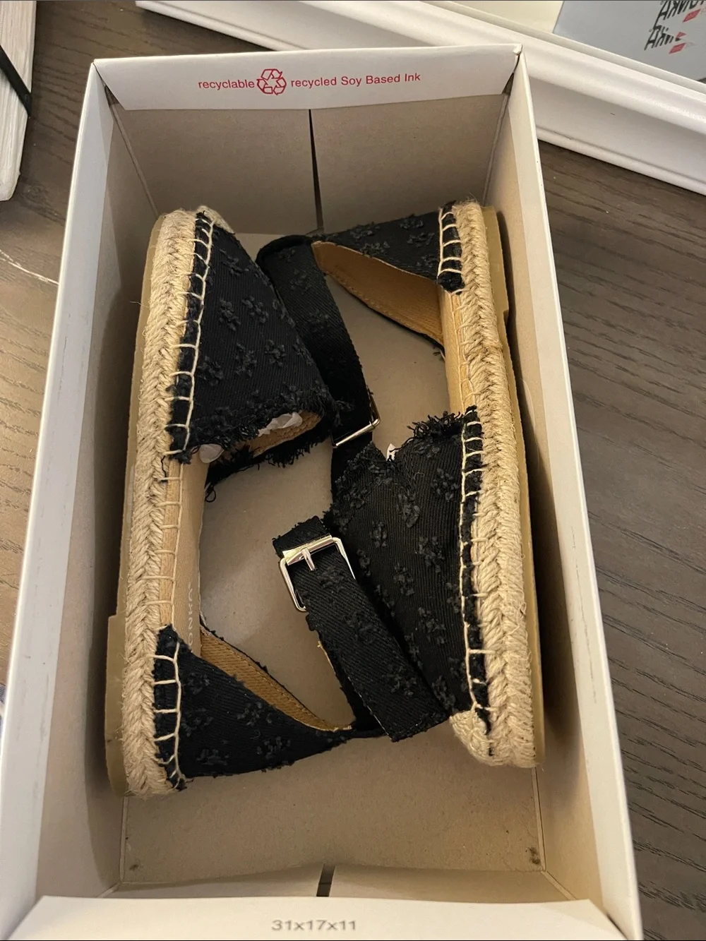 Women’s Minnetonka Black Espadrille Sandals - Classic Summer Style size 6
